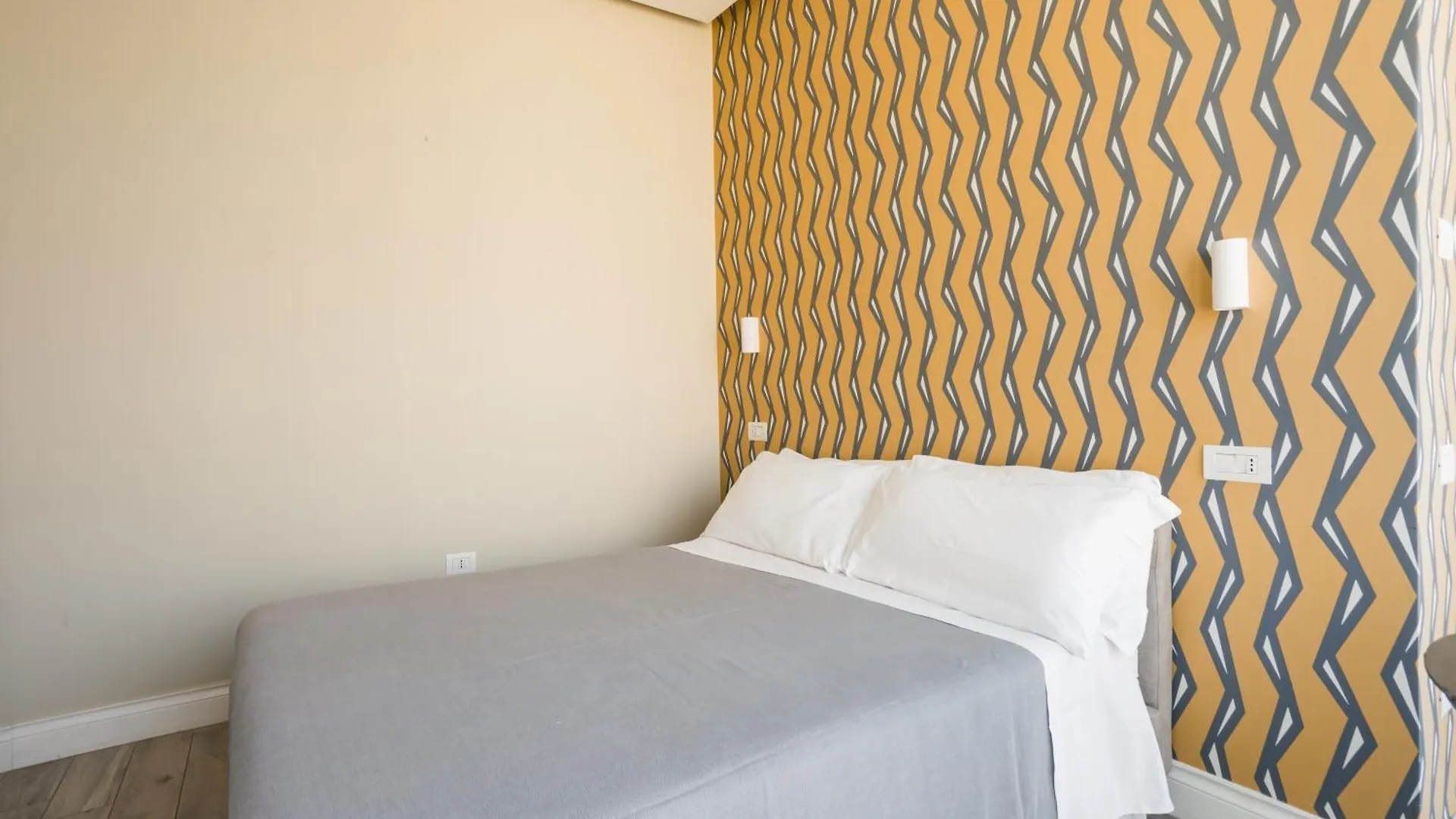 Weaver Suites By Dimorra Naples 0*,  Italy